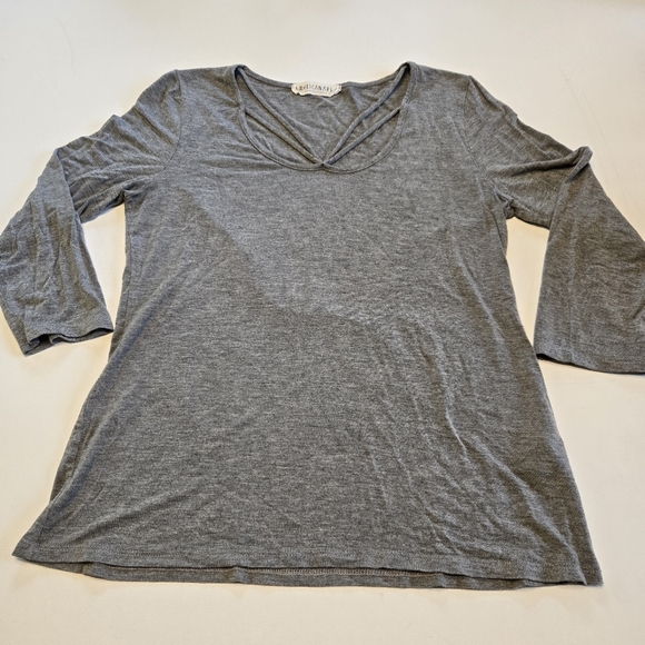 Americanable Gray Women's 3/4‎ Sleeve Top With Scoop Neck Detail - Picture 2 of 7